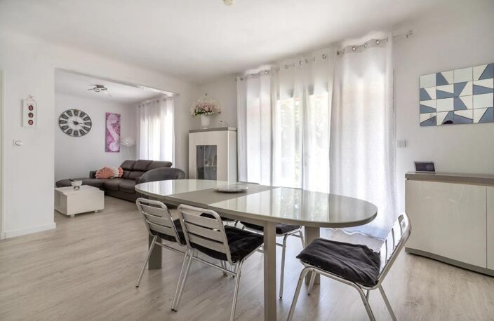 CARCÈS – VILLA FAMILIALE RÉNOVÉE AVEC PISCINE — photo 3
