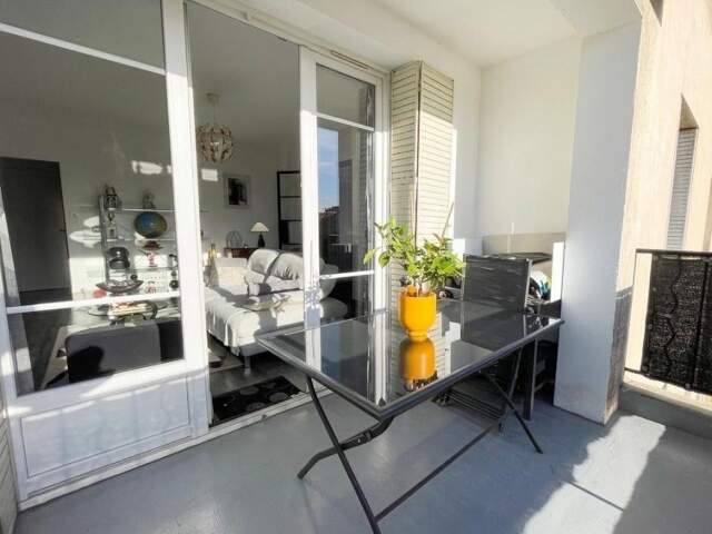 Appartement T3/T4 rénové avec terrasse proche remparts — photo du bien