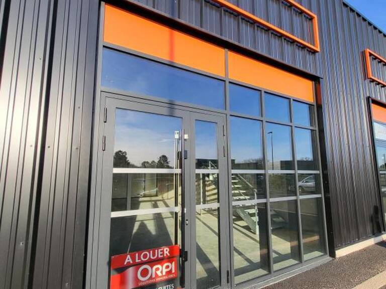 Local commercial neuf de 106m² avec terrasse de 12m² et 4 parkings privatifs — photo 1