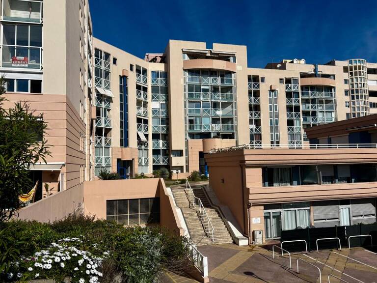 Appartement T2 À Vendre, résidence avec piscine — photo 1