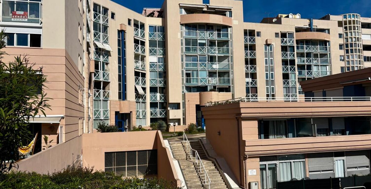 Appartement T2 À Vendre, résidence avec piscine — photo 1