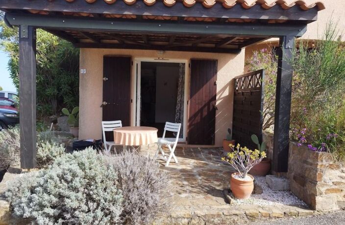 Studio plain-pied avec coin nuit, extérieur et stationnement au lavandou — photo 2