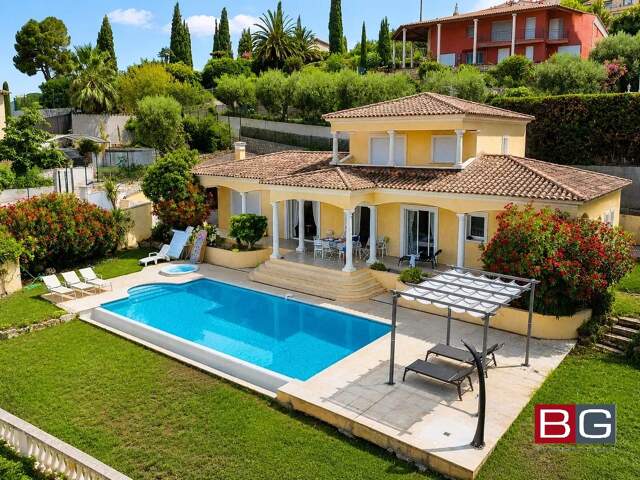 Vue panoramique sur le Cap d'Antibes – Élégante villa contempora — photo du bien