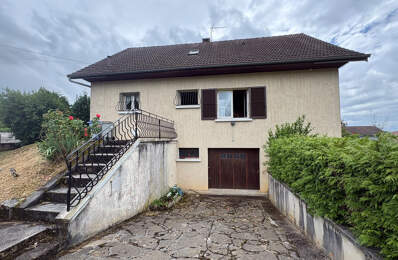 Maison familiale avec sous-sol complet et terrain clos — photo du bien