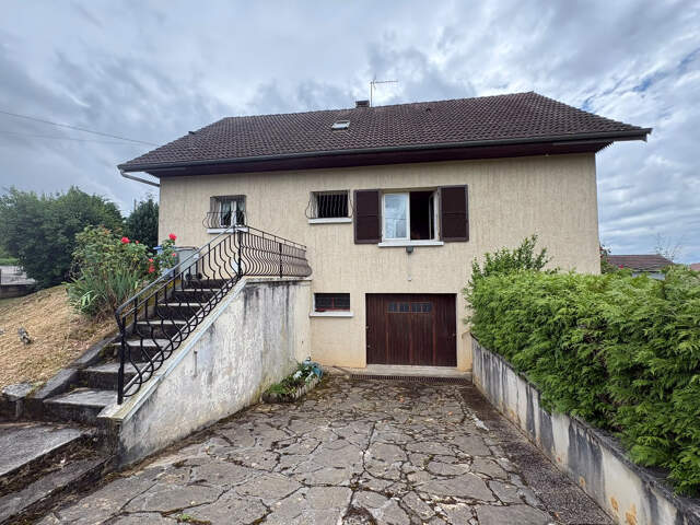 Maison familiale avec sous-sol complet et terrain clos — photo du bien