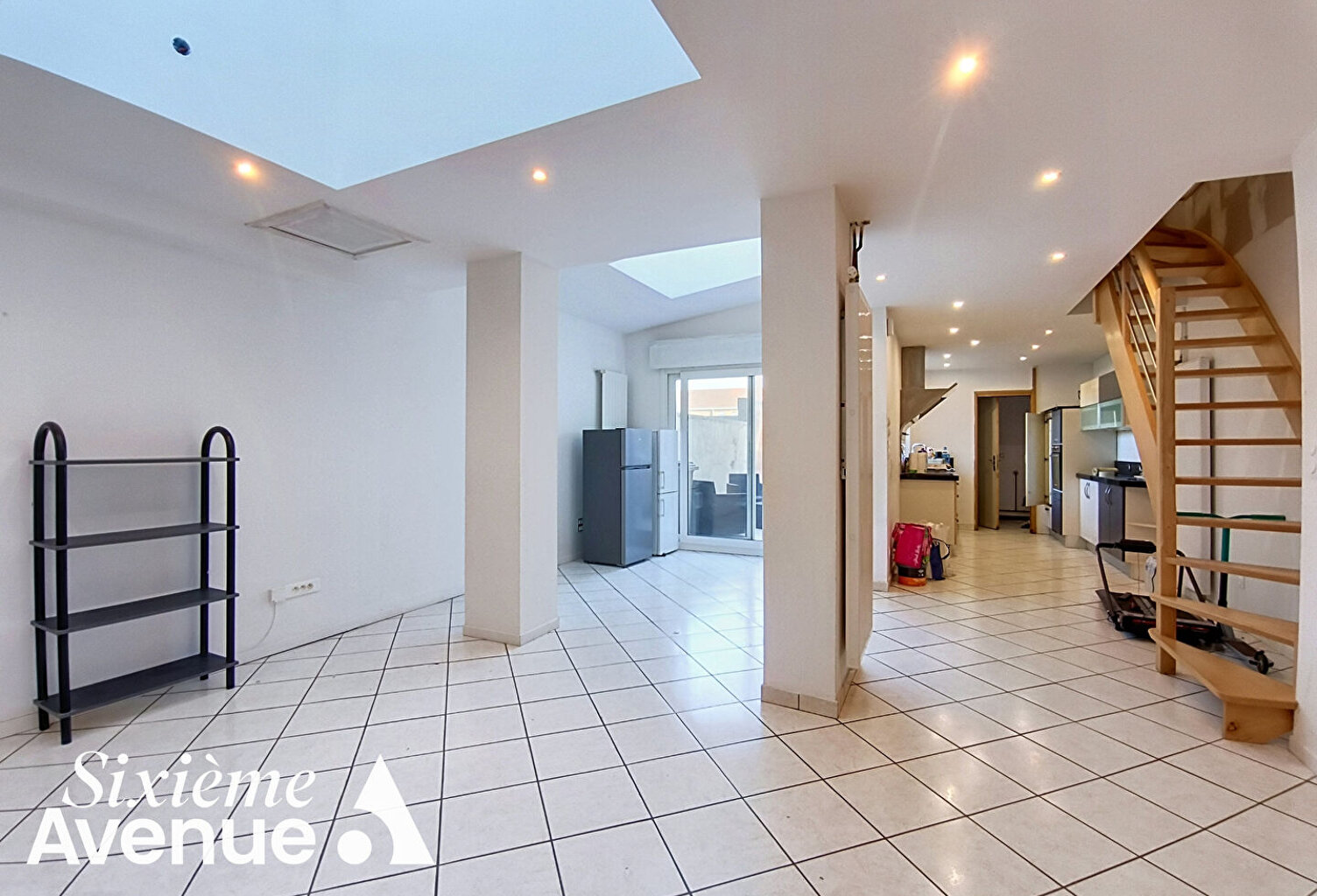 Immeuble avec local commercial et appartement 4 chambres — photo 1