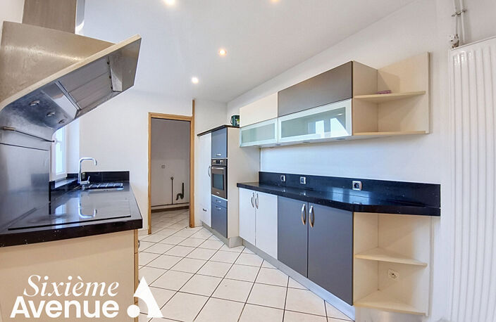 Immeuble avec local commercial et appartement 4 chambres — photo 2