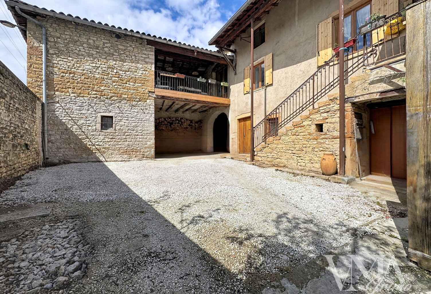 Morancé (69480)   Maison en pierre entièrement rénovée avec — photo 1
