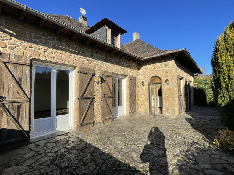 RIEUPEYROUX : TYPE 5 A L'ETAGE D'UNE MAISON — photo 1