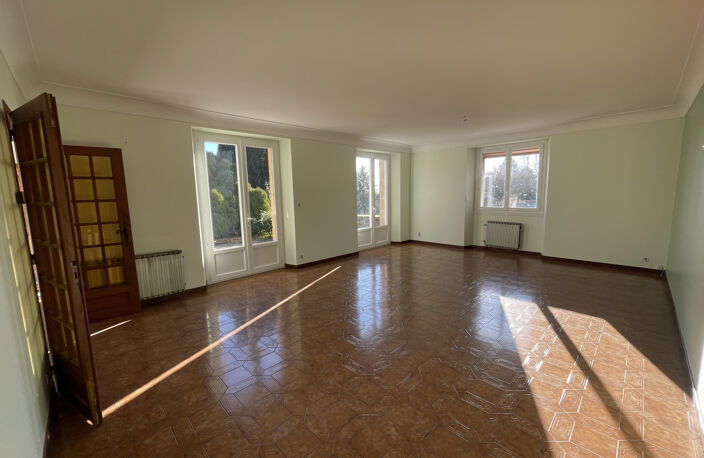 RIEUPEYROUX : TYPE 5 A L'ETAGE D'UNE MAISON — photo 3