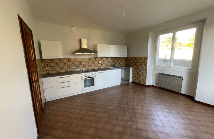 RIEUPEYROUX : TYPE 5 A L'ETAGE D'UNE MAISON — photo 4