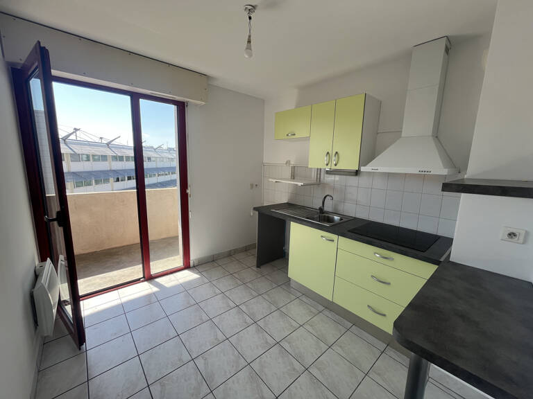T2 avec balcon et garage   Centre de Bourran — photo 1