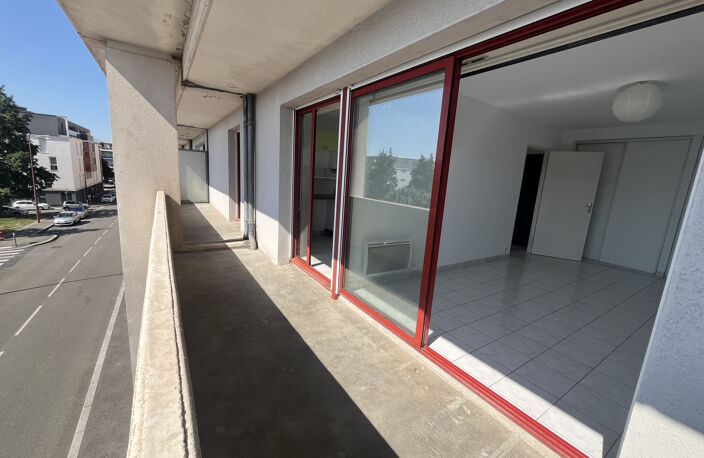 T2 avec balcon et garage   Centre de Bourran — photo 2