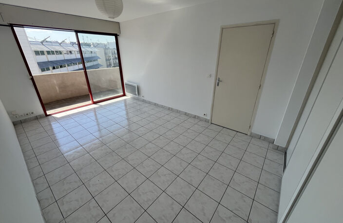 T2 avec balcon et garage   Centre de Bourran — photo 3