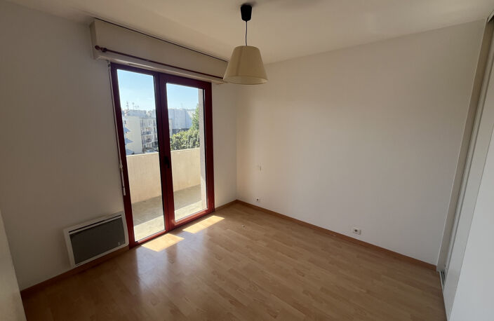 T2 avec balcon et garage   Centre de Bourran — photo 4