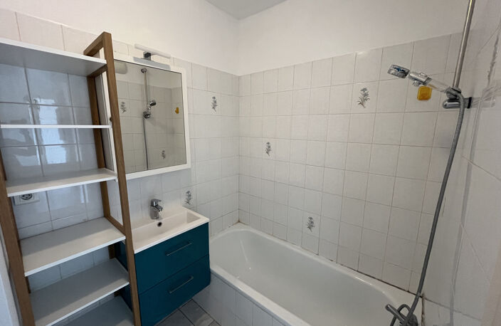 T2 avec balcon et garage   Centre de Bourran — photo 5