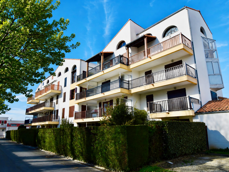 VAUX PONTAILLAC APPARTEMENT GARAGE PARKING AU PRIX DE 328 60 — photo 1
