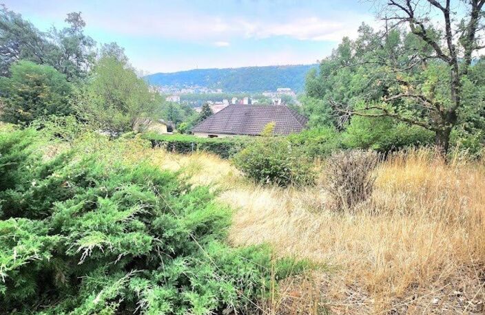 GROS POTENTIEL POUR CETTE MAISON SUR UN TERRAIN CONSTRUCTIBLE — photo 2