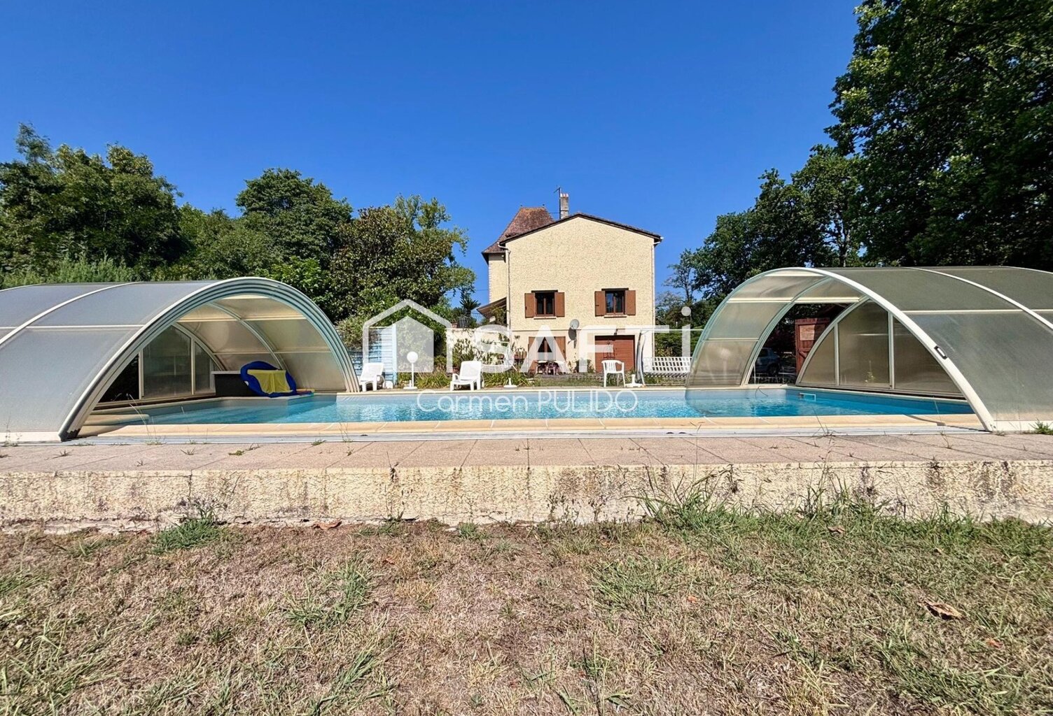 Maison de charme : 7 chambres, garage, jardin et piscine dans un environnement paisible à proximité des comoditées. — photo 1