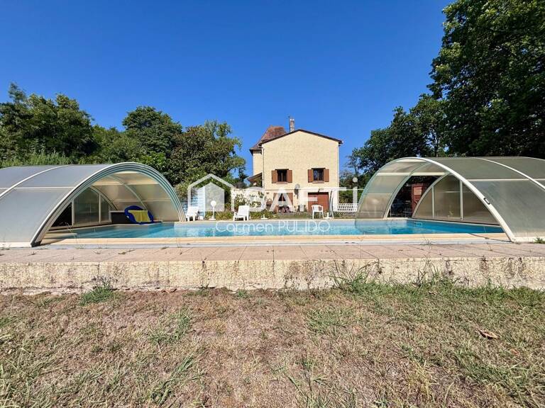 Maison de charme : 7 chambres, garage, jardin et piscine dans un environnement paisible à proximité des comoditées. — photo 1