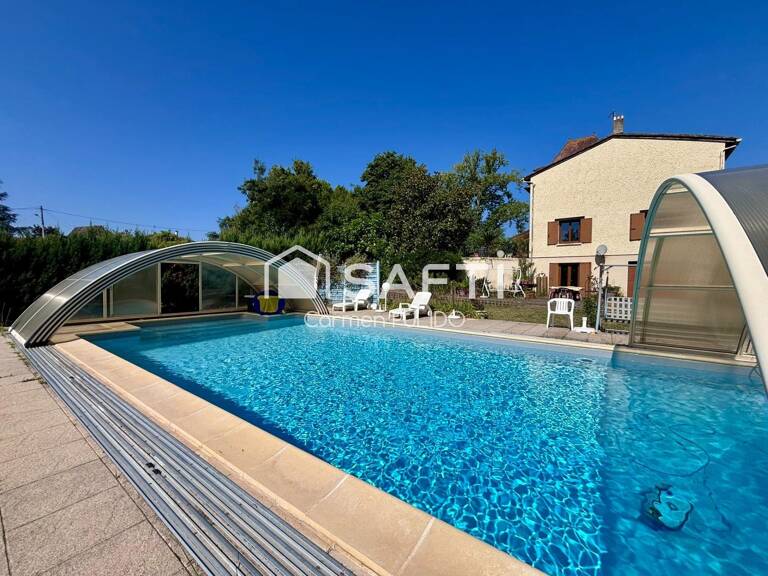 Maison de charme : 7 chambres, garage, jardin et piscine dans un environnement paisible à proximité des comoditées. — photo 1