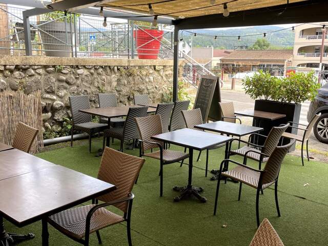 Restaurant axe routier avec terrasse, parking — photo du bien