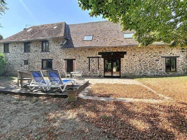 Maison en pierre de 7 pièces principales — photo du bien
