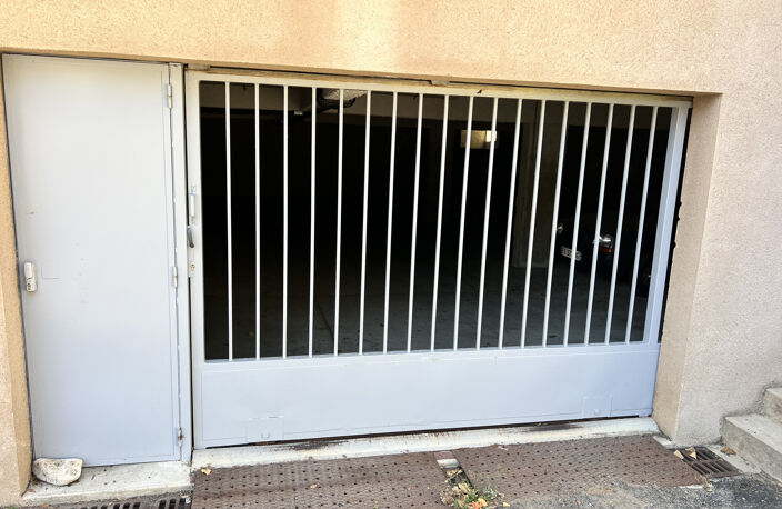 ROYAN - QUARTIER DU PARC - PARKING EN SOUS SOL - RARE — photo 4