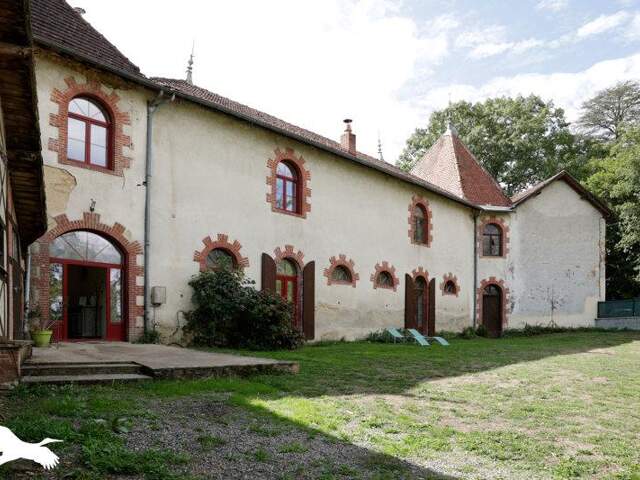 Maison en pierre de 8 pièces principales — photo du bien