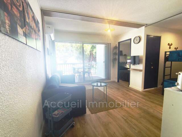 P2 cabine rénové, vendu meublé, avec agréable loggia.<BR>Toilette — photo du bien