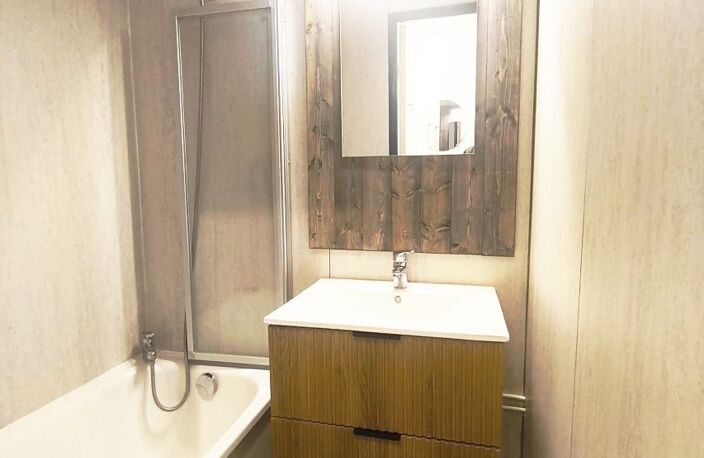 P2 cabine rénové, vendu meublé, avec agréable loggia.<BR>Toilette — photo 5
