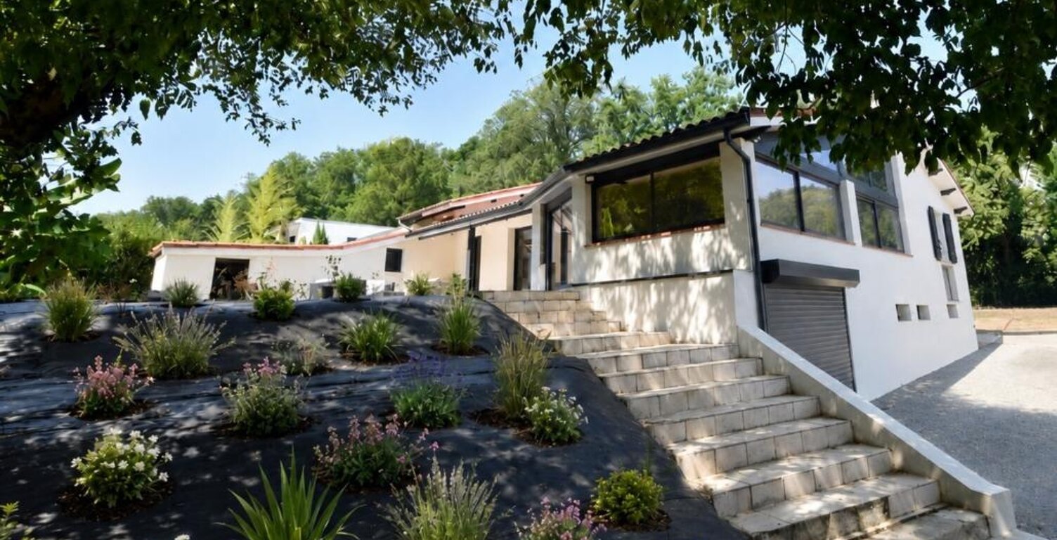 EXCLUSIVITÉ - MAISON ATYPIQUE RÉNOVÉE – 5 CHAMBRES – SOUS-SOL COMPLET – ENVIRONNEMENT PRIVILÉGIÉ — photo 1