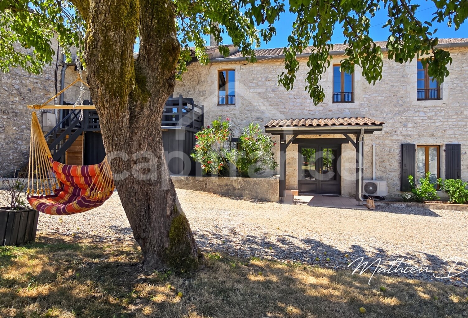 Maison en pierre rénovée avec vue sur les vignes, au cœur d’un village de caractère — photo 1