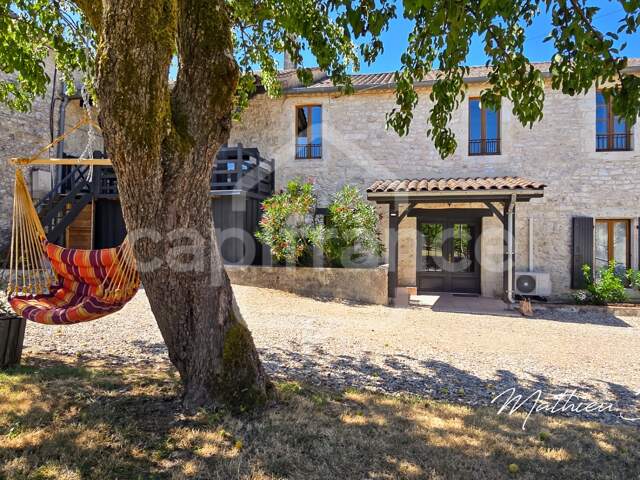 Maison en pierre rénovée avec vue sur les vignes, au cœur d’un village de caractère — photo du bien