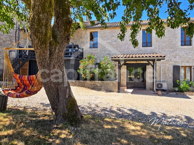 Maison en pierre rénovée avec vue sur les vignes, au cœur d’un village de caractère — photo 1