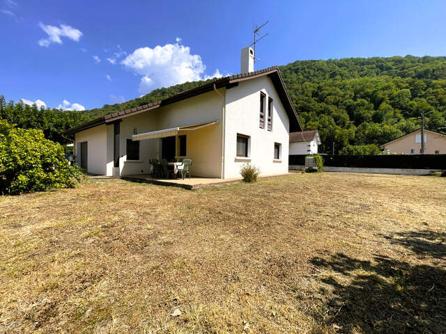 Maison individuelle et garage sur terrain clos — photo du bien