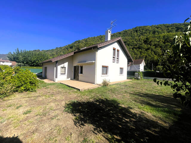 Maison individuelle et garage sur terrain clos — photo du bien