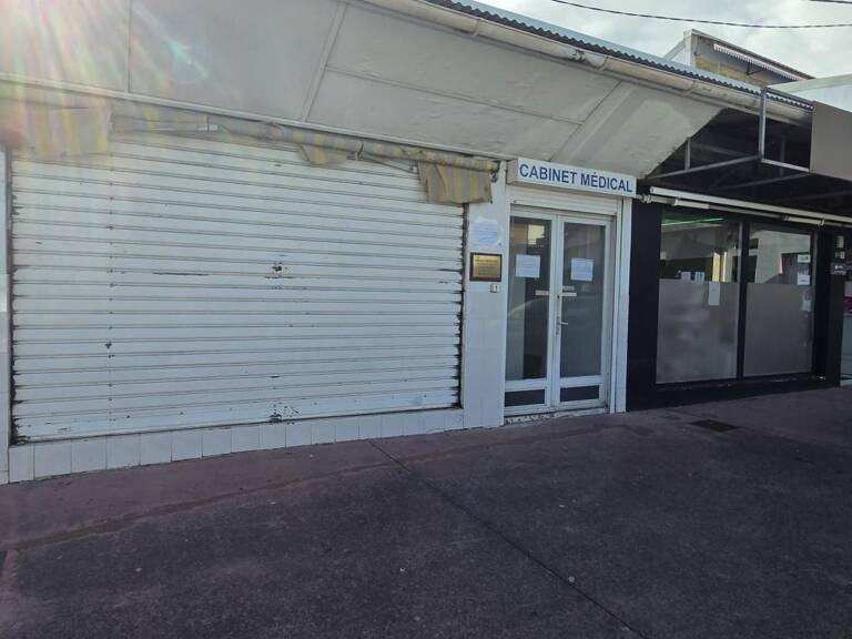 À LOUER – LOCAL COMMERCIAL 40 M² ENV  – CENTRE-VILLE DE SAINT-LOUIS — photo 1