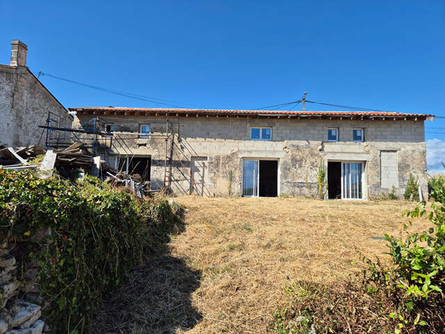 Maison avec beau potentiel à Anglade — photo du bien