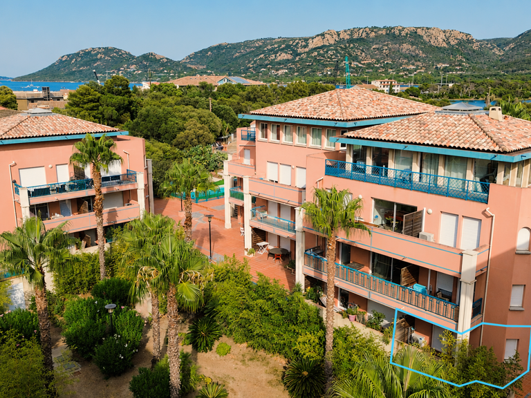 STUDIO DE 27M2 AVEC TERRASSE SUR LE PORT DE PLAISANCE DE POR — photo 1