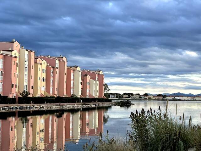 APPARTEMENT T2 BIS ET LOGGIA VUE SUR L'ETANG ET PISCINE — photo du bien