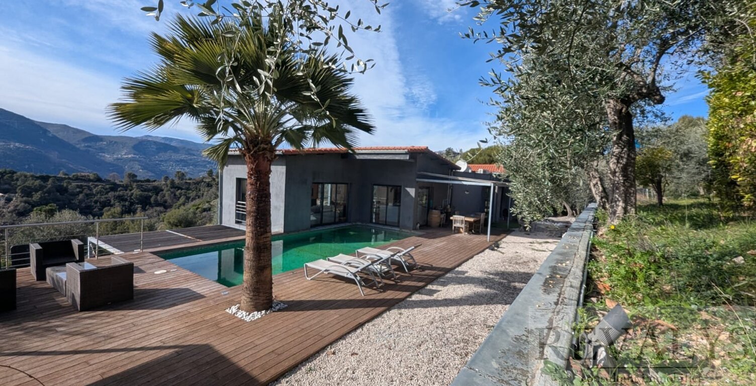 Villa — photo 1