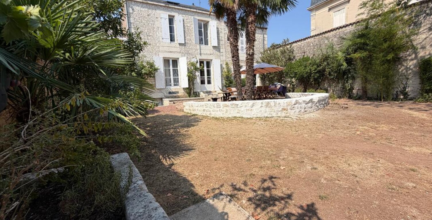 LUCON (85)- COEUR DE VILLE - DEMEURE BOURGEOISE XIX D'EXCEPTION 5 CHAMBRES AVEC PISCINE SUR PARC 1440M² — photo 1