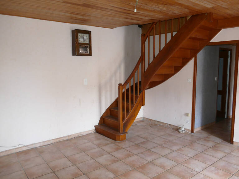 Maison en pierre avec petit jardin proche commerces et services (Puycapel-Calvinet, 15) — photo 1