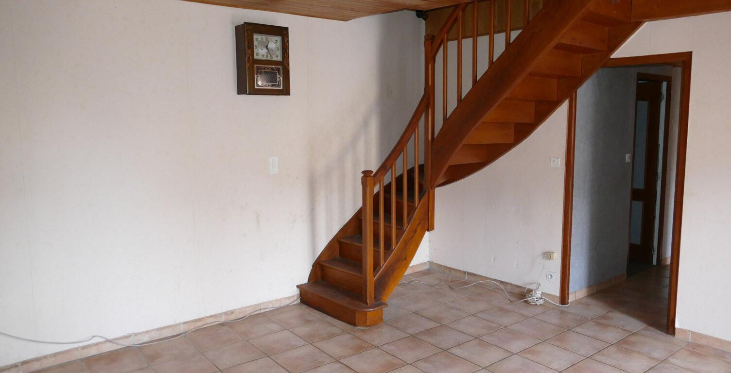 Maison en pierre avec petit jardin proche commerces et services (Puycapel-Calvinet, 15) — photo 1
