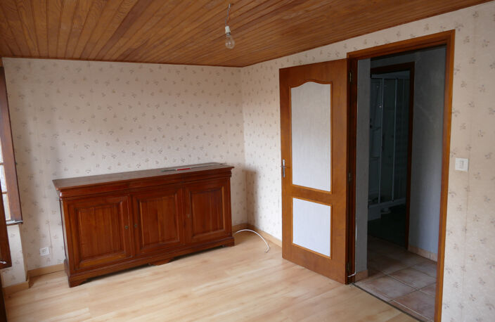 Maison en pierre avec petit jardin proche commerces et services (Puycapel-Calvinet, 15) — photo 4