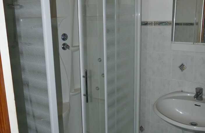 Maison en pierre avec petit jardin proche commerces et services (Puycapel-Calvinet, 15) — photo 5