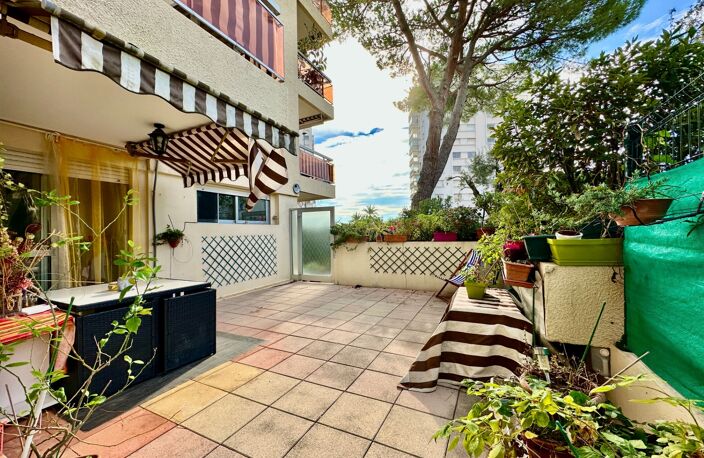 Dpt Alpes Maritimes (06), à vendre ANTIBES Appartement T3 65 m² – Rez-de-jardin, terrasse 40 m² et piscine — photo 2