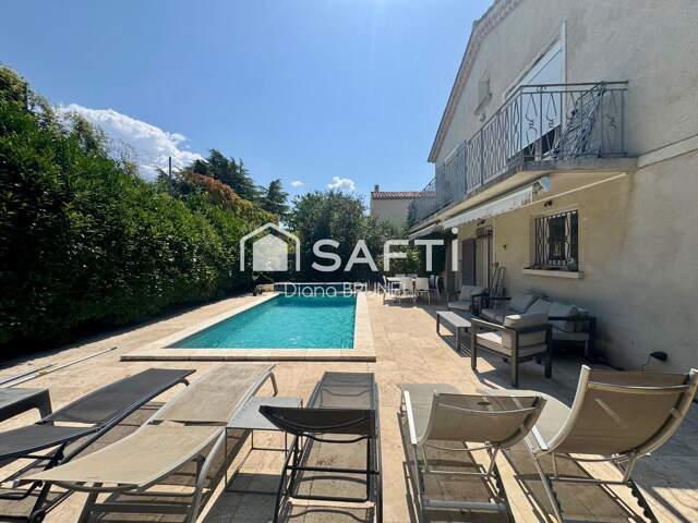 Maison traditionnelle avec piscine — photo du bien