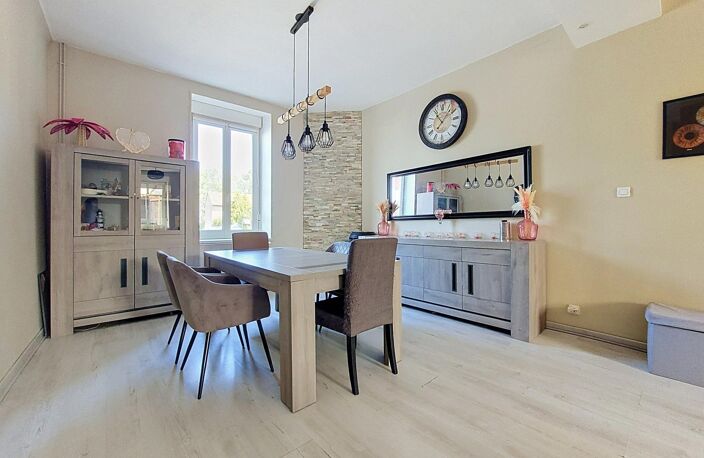Maison de village aux beaux volumes avec jardin, dépendance et garage. — photo 3